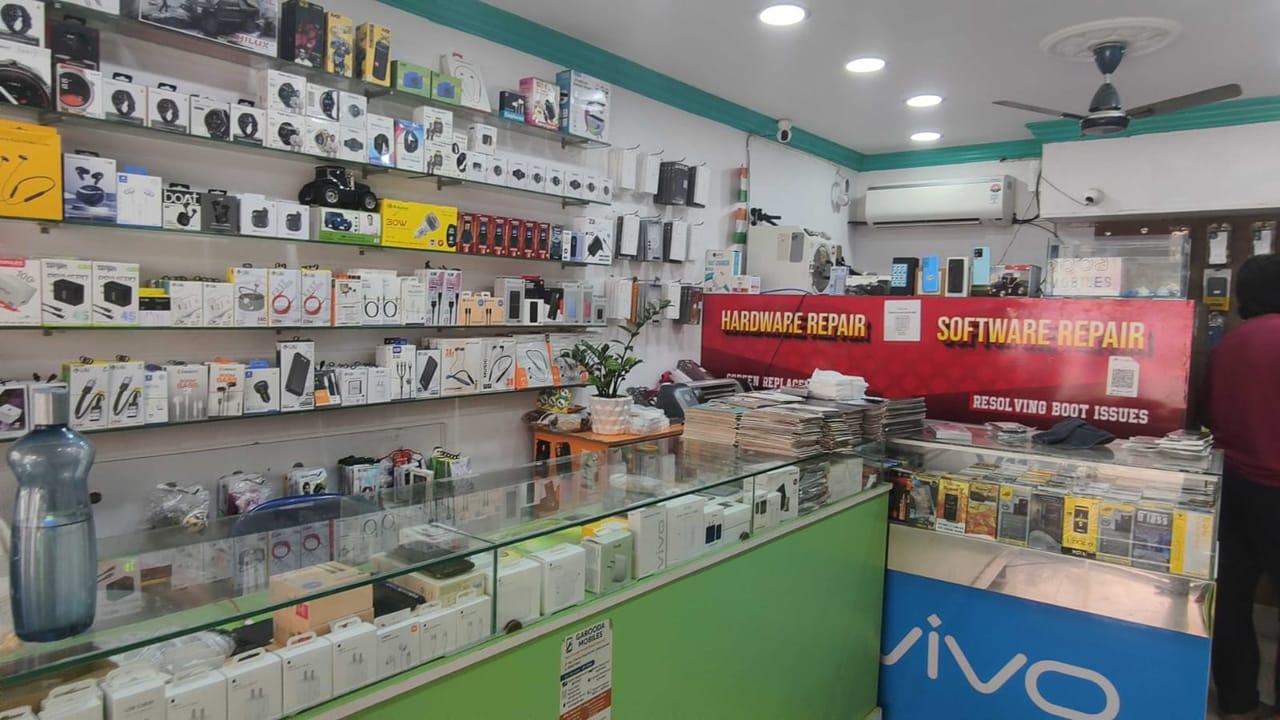 In-store accessories display and hardware & software repair counter