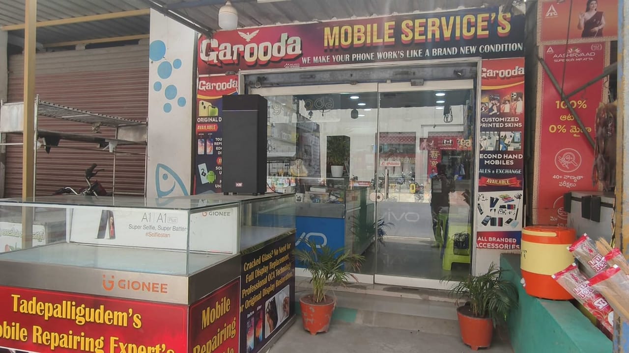 garooda Mobiles shop entrance with glass doors